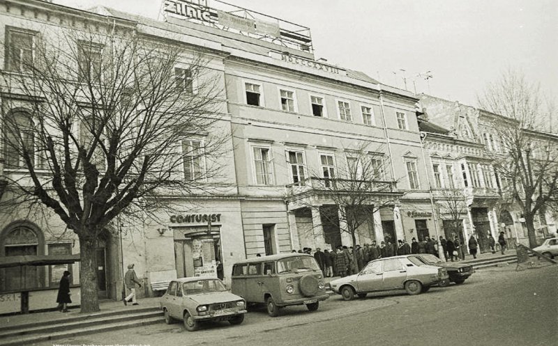 Piața Unirii cu Palatul Jósika, în a doua jumătate a anilor 1980.