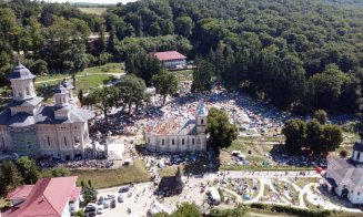 Mii de credincioși participă la pelerinajul de la Mănăstirea Nicula