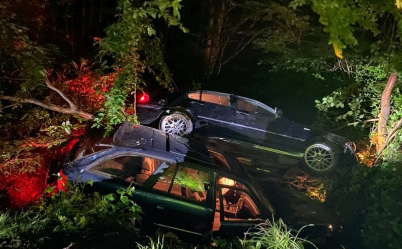 Două mașini au ajuns într-un șanț din Făget noaptea trecută
