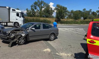 Accident între două mașini în Dej. Un șofer a ajuns la spital