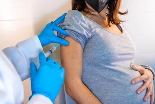 Coronavirus Marea Bitanie: Nicio femeie însărcinată și vaccinată complet nu a fost internată în spital cu COVID