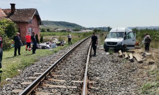 Accident Cluj: Microbuz cu pasageri, lovit de tren. Opt răniți/ A fost activat planul roșu