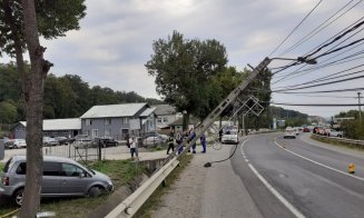 Doi copii și o femeie, răniți într-un accident în Cluj. Au intrat cu mașina într-un stâlp
