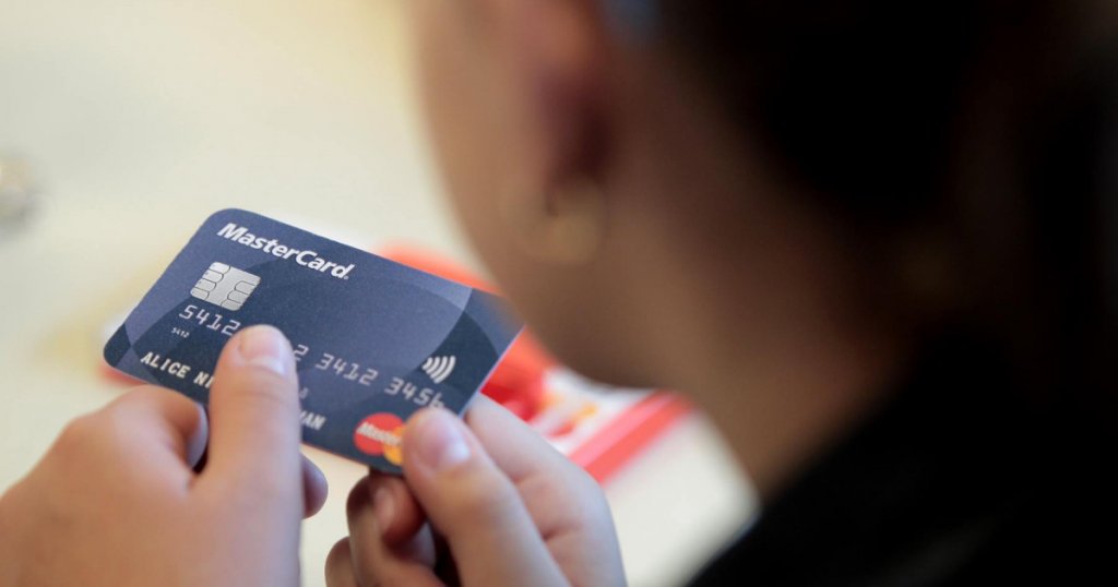 Un card bancar folosit de foarte mulţi români se va schimba. Când va fi emis în noua formă