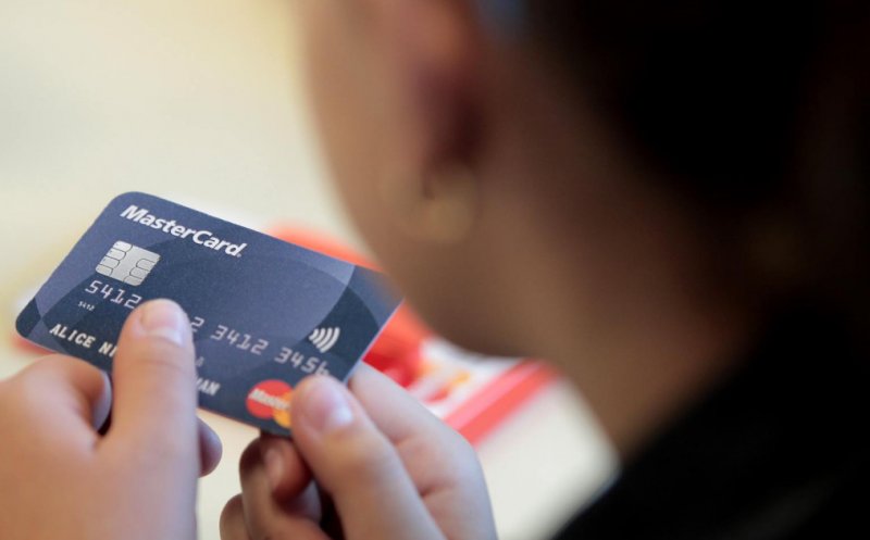 Un card bancar folosit de foarte mulţi români se va schimba. Când va fi emis în noua formă