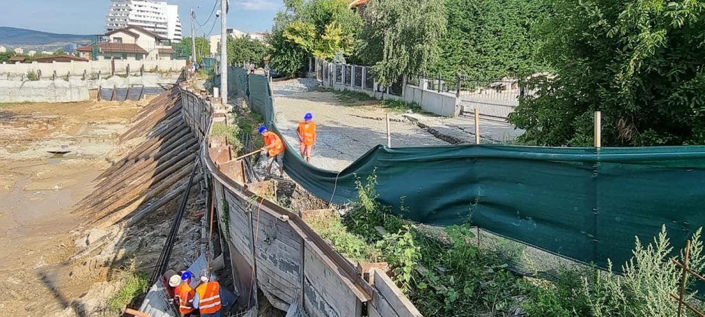 Plângere penală pentru şantierul din Europa, pe strada un casele o iau la vale din pricina unui crater pentru duxplexuri