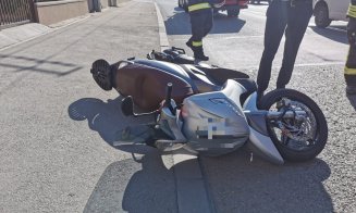 Impact între o mașină și o motocicletă pe Muncii. Două persoane au ajuns la spital