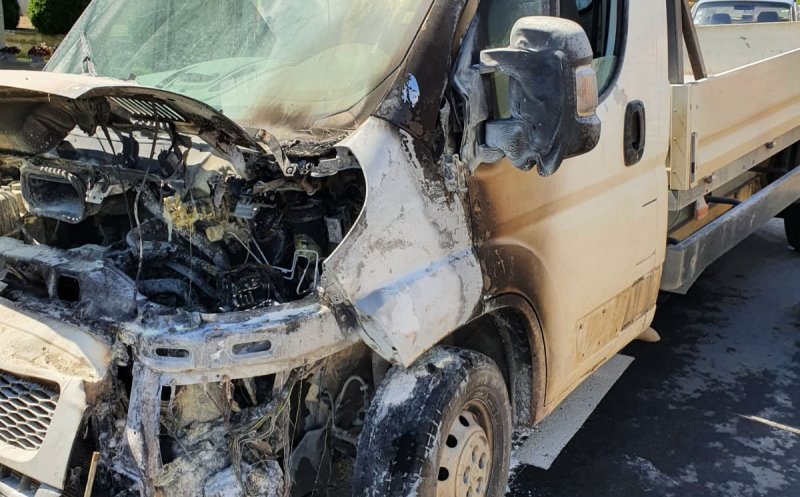 Incendiu pe un drum din Cluj. O camionetă a fost făcută scrum