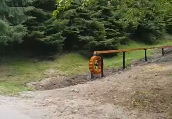 Mori cu apă de munte, amenajate pe marginea drumului între Tarnița și Mărișel