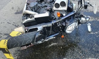 Impact între o mașină și o motocicletă în Gilău. Două persoane rănite