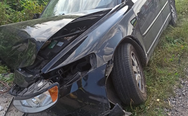 Accidentele se țin lanț la Cluj. Mașină ieșită în decor în Mera/ Trei răniți, printre care și un copil