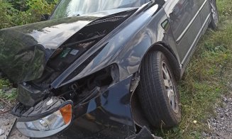 Accidentele se țin lanț la Cluj. Mașină ieșită în decor în Mera/ Trei răniți, printre care și un copil