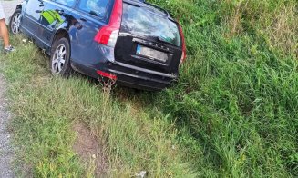 Accidentele se țin lanț la Cluj. Mașină ieșită în decor în Mera/ Trei răniți, printre care și un copil