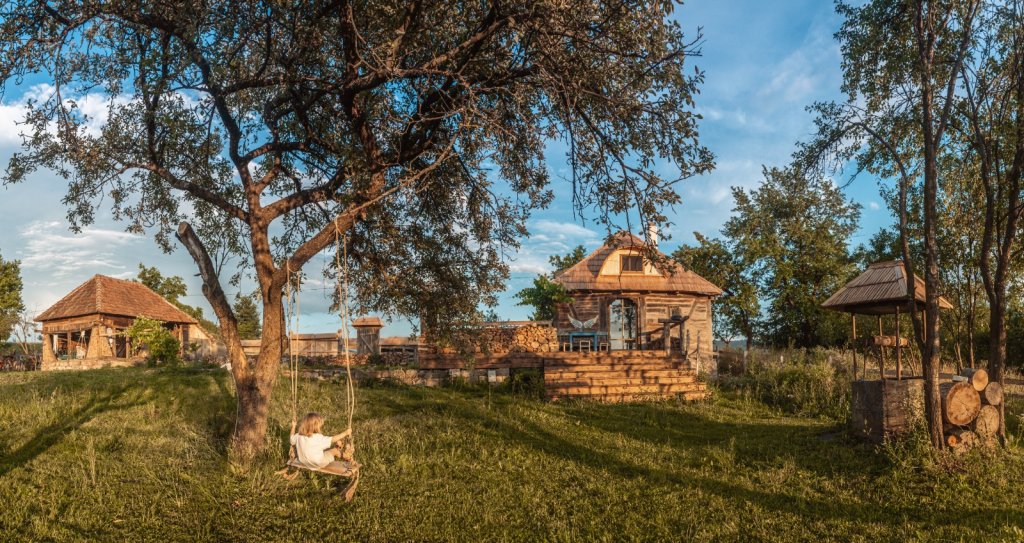 Cum arată casa de basm din Munții Apuseni scoasă la vânzare. Este la 100 de km de Cluj-Napoca și are acces la plajă