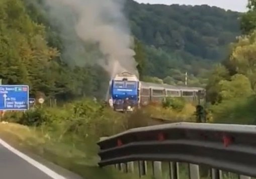 O locomotivă a unui tren de călători a luat foc la Valea Drăganului, în Cluj. 60 de pasageri au fost evacuaţi