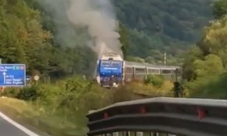 O locomotivă a unui tren de călători a luat foc la Valea Drăganului, în Cluj. 60 de pasageri au fost evacuaţi