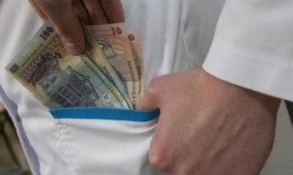Condamnări penale pentru medicii șpăgari din Cluj şi "intermediara" lor