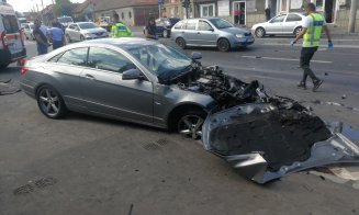 Impact violent între o mașină și un TIR pe Traian Vuia