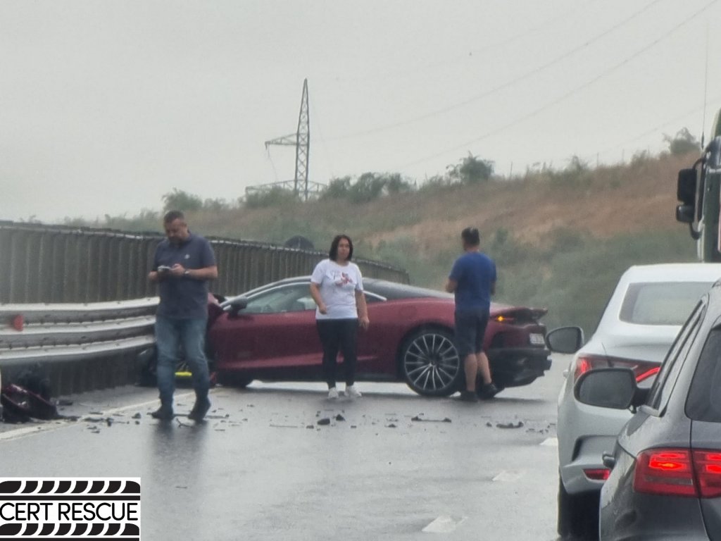 Un bolid Maserati a intrat în parapet pe Autostrada Transilvania