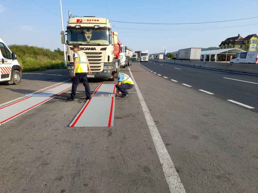 Depăşirile de tonaj la camioanele verificate în judeţul Cluj i-au lăsat pe şoferi fără plăcuţele de înmatriculare