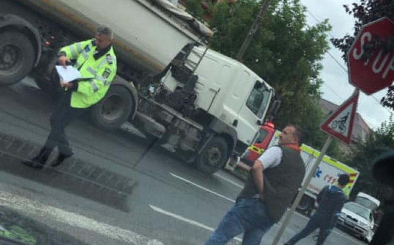 Accident pe Coposu. Tânăr GRAV rănit după un impact între o mașină și un TIR/ UPDATE: Tânărul a murit