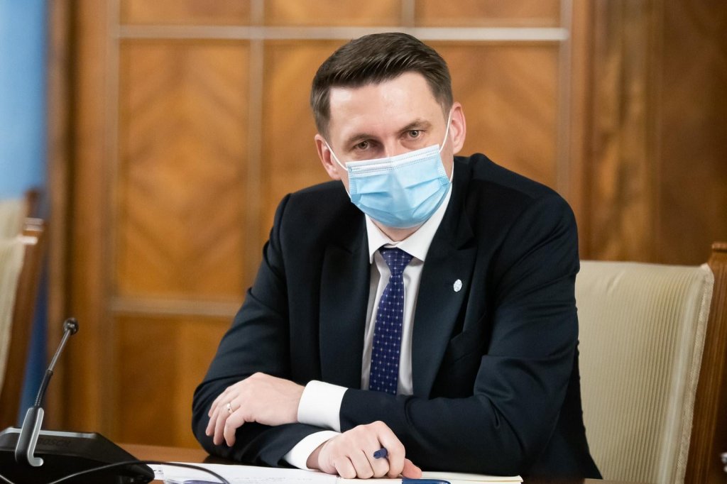 Abrudean: Funcţionarii publici din prefecturi au cele mai mici salarii din administraţie
