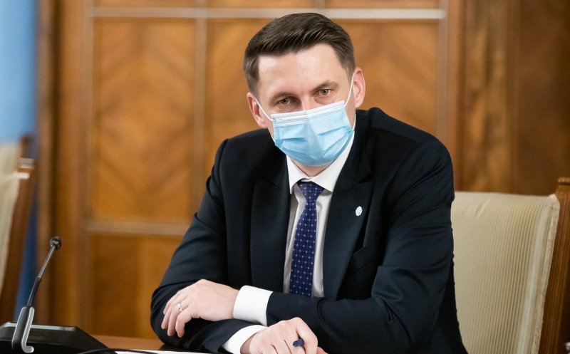 Abrudean: Funcţionarii publici din prefecturi au cele mai mici salarii din administraţie