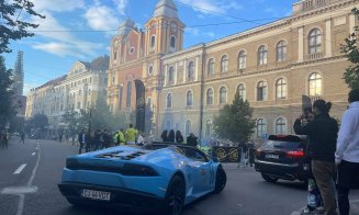 Mașini de lux, prin centrul Clujului. Au atras atenția trecătorilor cu fumigene
