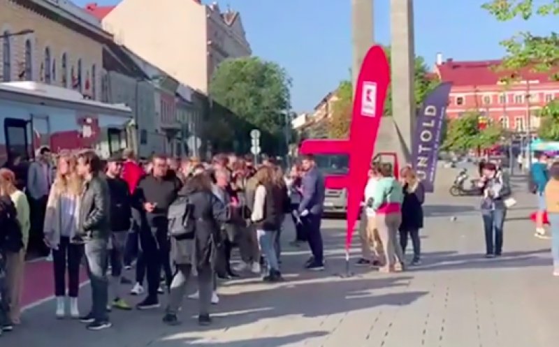 Coadă kilometrică în fața caravanei mobile din centru Clujului. Peste 400 de oameni așteaptă un bilet la UNTOLD