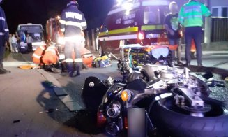 Motociclist lovit din plin de o mașină în Florești. Bărbatul de 28 de ani și pasagera din spate au fost transportați la spital