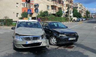 Două mașini, “șifonate” serios într-o intersecție din centrul Clujului. Locuitorii din zonă cer semafoare