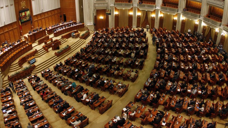 Moțiunea de cenzură a USR PLUS și AUR nu poate fi citită și votată în Parlament. PSD a boicotat ședința