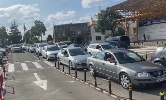 Aglomerație, coadă, nervi și claxoane la ieșirea din parcarea Aeroportului Internațional Cluj