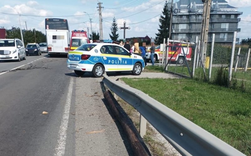 Stâlp, prăbușit peste un autocar cu pasageri în Cluj