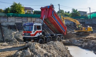 Primăria a intrat pe șantierul de pe Papilian/ Amendă, plângere penală și autorizația de construcție suspendată