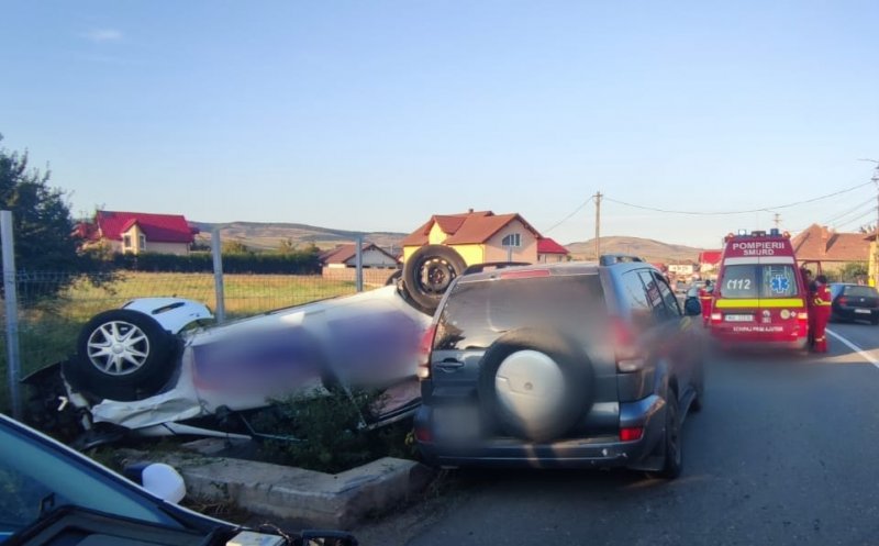 Încă un accident la Cluj. Una dintre mașini a ajuns cu roțile-n sus