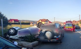 Încă un accident la Cluj. Una dintre mașini a ajuns cu roțile-n sus