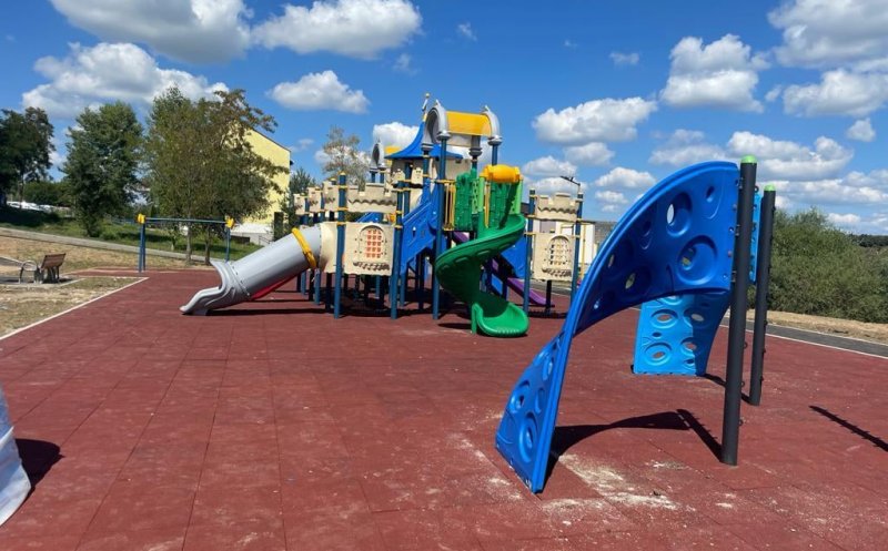 Fonduri europene pentru un nou parc de joacă în Florești. Are aproape 600 de mp și este dotat cu balansoare, leagăne sau tobogane