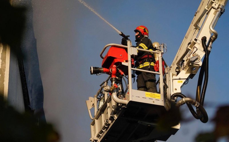 Pompierii continuă lupta cu incendiul de la Tetarom. Încă mai sunt focare care ard mocnit