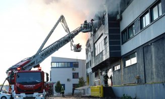 Pompierii continuă să lupte cu flăcările la Tetarom. Încă mai sunt focare care ard mocnit