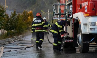 Pompierii continuă să lupte cu flăcările la Tetarom. Încă mai sunt focare care ard mocnit