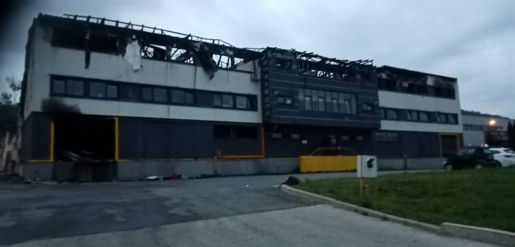 Cum arată hala din Parcul Industrial Tetarom 1 la o zi după incendiu