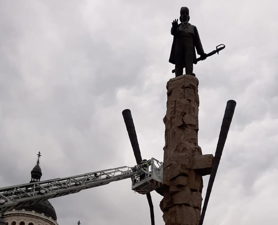 Intervenție la statuia lui Avram Iancu. Un tulnic, în pericol de prăbușire