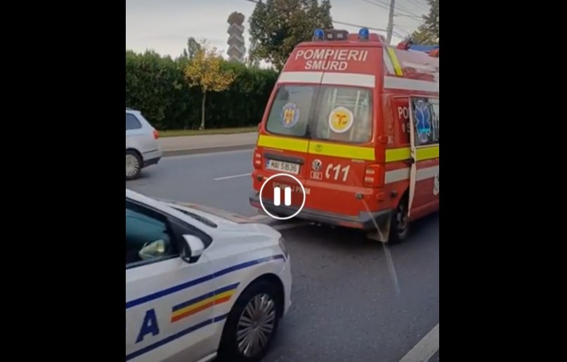 ACCIDENT în Cluj-Napoca între două maşini care circulau pe acelaşi sens de mers. Un bărbat a ajuns la spital