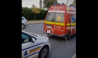 ACCIDENT în Cluj-Napoca între două maşini care circulau pe acelaşi sens de mers. Un bărbat a ajuns la spital