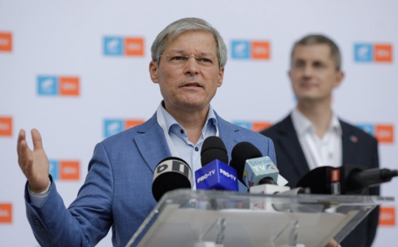 Dacian Cioloș l-a învins pe Dan Barna și este noul președinte al USR PLUS
