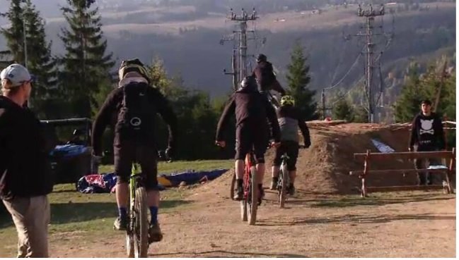 Premieră pe țară, la Cluj! Peste 100 de persoane au coborât de pe munte cu biciclete fără lanț