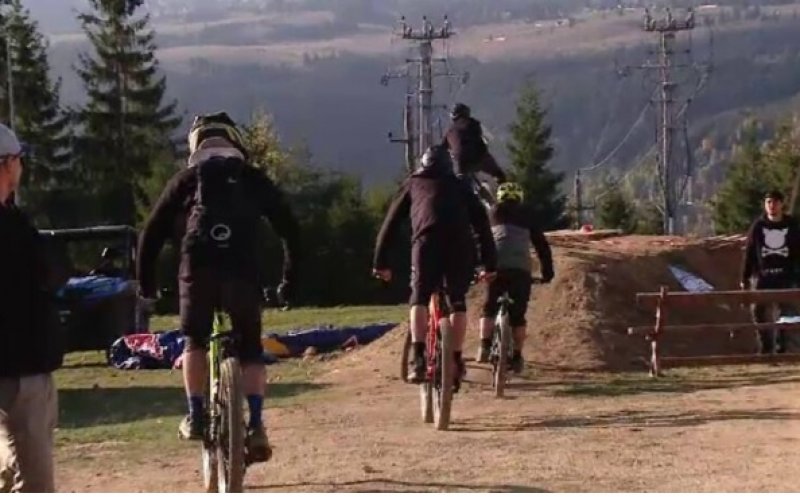 Premieră pe țară, la Cluj! Peste 100 de persoane au coborât de pe munte cu biciclete fără lanț