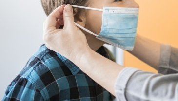 Copiii şi COVID-ul la Cluj-Napoca: “Nepotul meu a venit de la şcoală cu altă mască pe faţă... a lui Vlăduţ!”