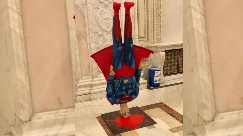 O machetă cu Superman plonjat în cap a fost adusă în Parlament de ziua votării moțiunii de cenzură. Reacția liberalilor